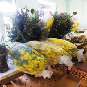 Набор высоких цветов для дома к 8 марта (мимоза, эвкалипт, розы)