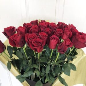 Букет 25 красных роз высотой 130см
