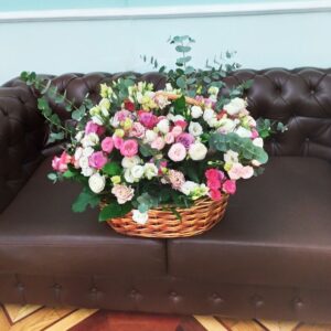 Корзина цветов с розами, гортензией, пионами и зеленью 60×50см