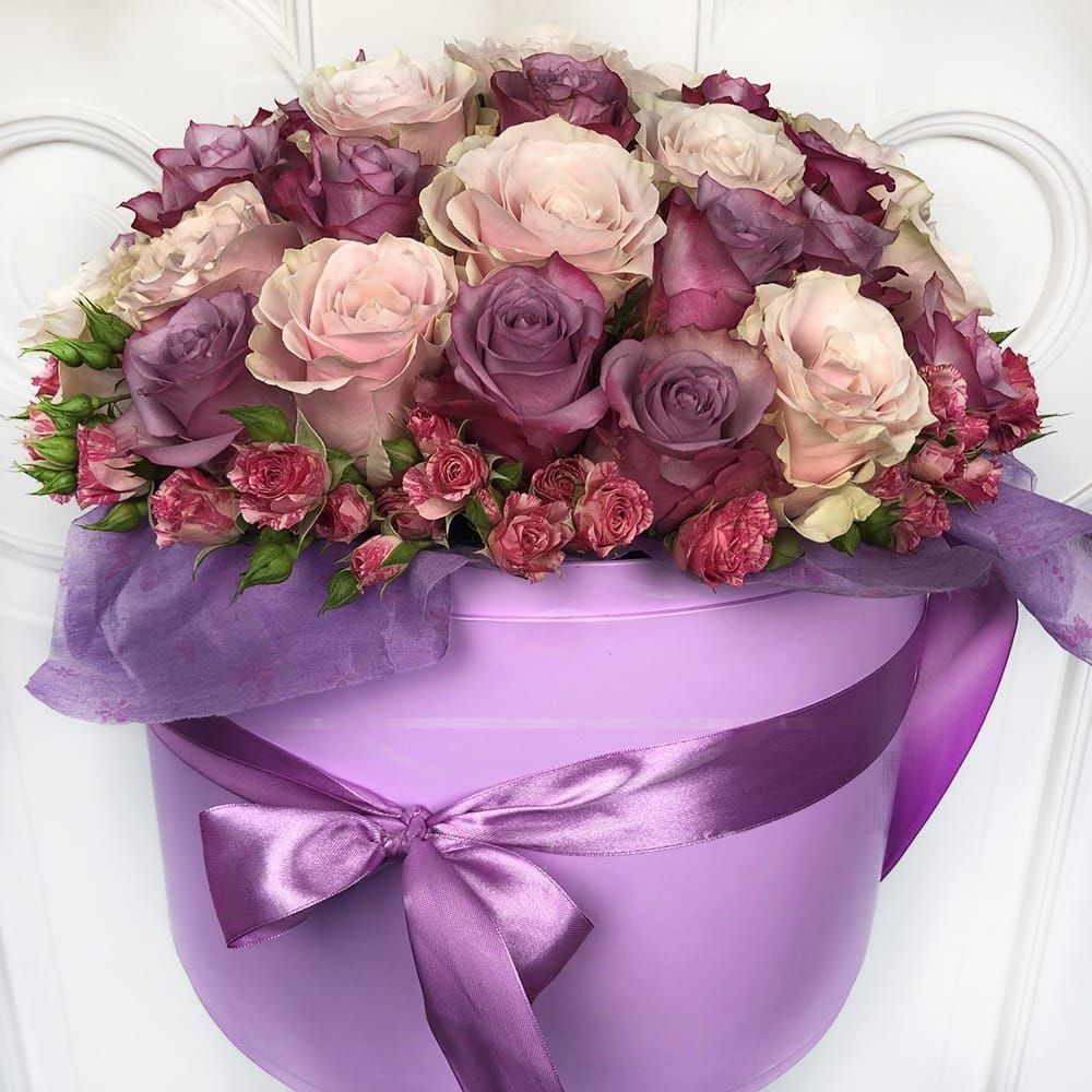 Фиолетовая шляпная коробка с кустовыми и классическими розами 30×40 см