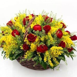 Корзиночка цветов с мимозой, ранункулюсами и розами