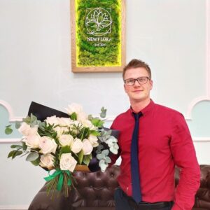 Букет 19 пионовидных роз с эвкалиптом и зеленью