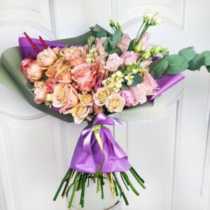 Букет 25 роз с маттиолой, лизантусом и зеленью (редкие сорта)