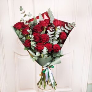 Букет 23 бордовые розы с эвкалиптом (заказчик ПСС)