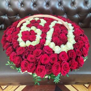 Корзина цветов с розами на юбилей 60 лет