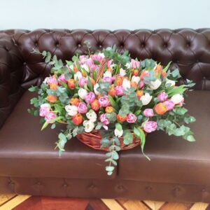 Корзина цветов 151 тюльпан с эвкалиптом