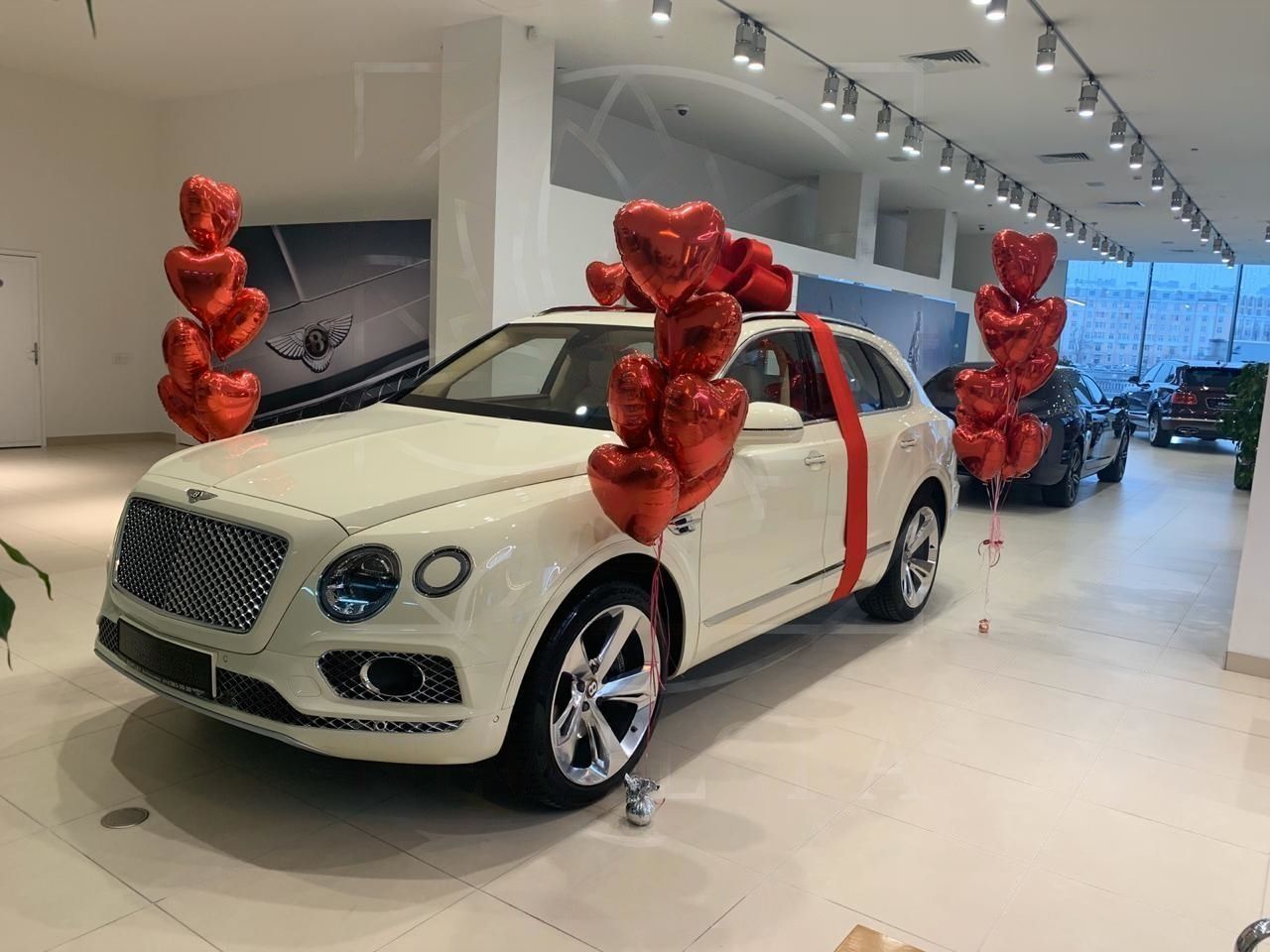 Оформление воздушными шарами и лепестками роз на выдачу автомобиля (заказчик Bentley)