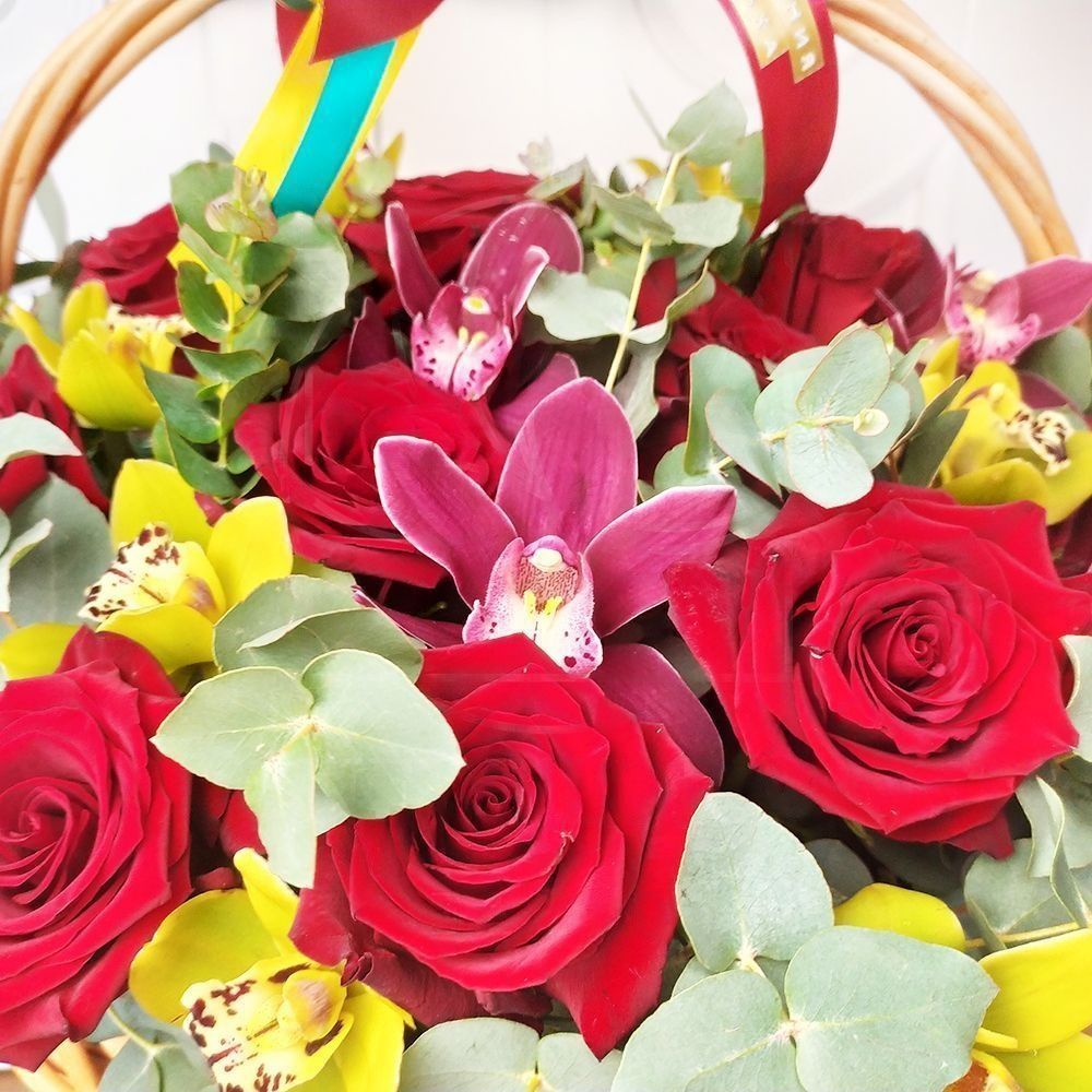 Корзина 19 красных роз с орхидеями и эвкалиптом