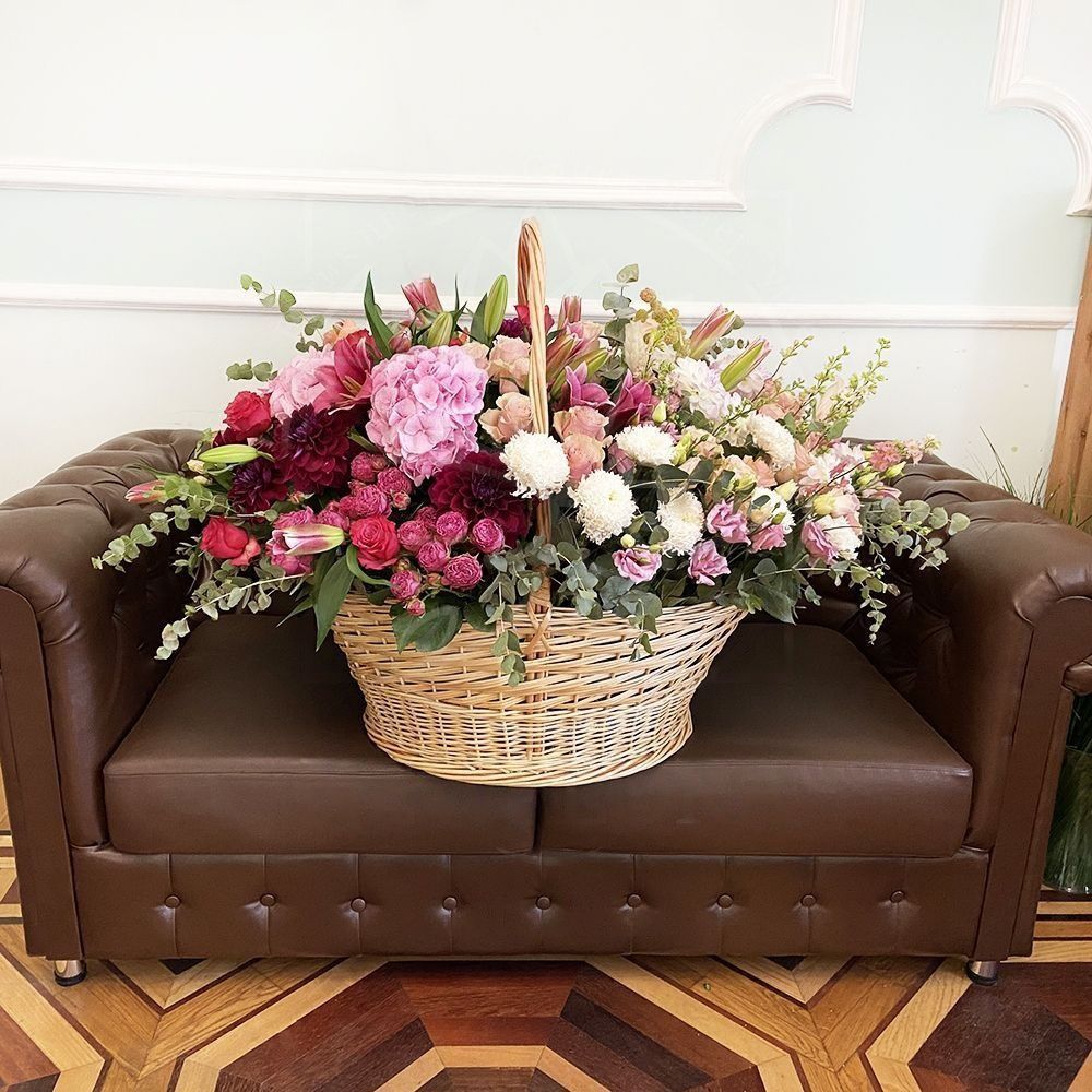 Огромная корзина цветов с глориозой, розами, лилиями и георгинами