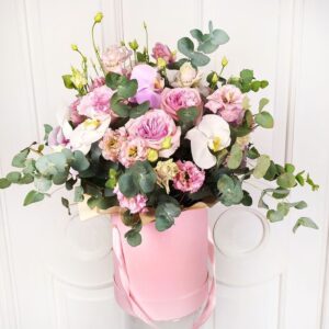 Шляпная коробка с фаленопсисами и пионовидными розами