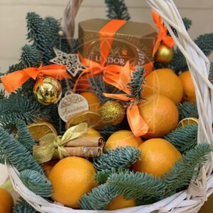 Фруктовая корзина с мандаринами и корицей на Новый Год