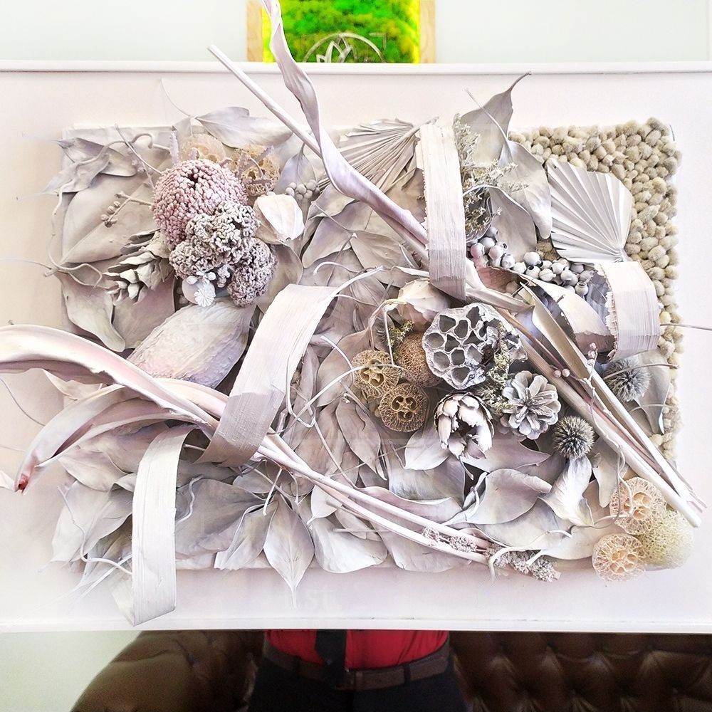 Картина из сухоцветов с тропическим эвкалиптом, лотосом и банксией №1  купить с доставкой в СПб