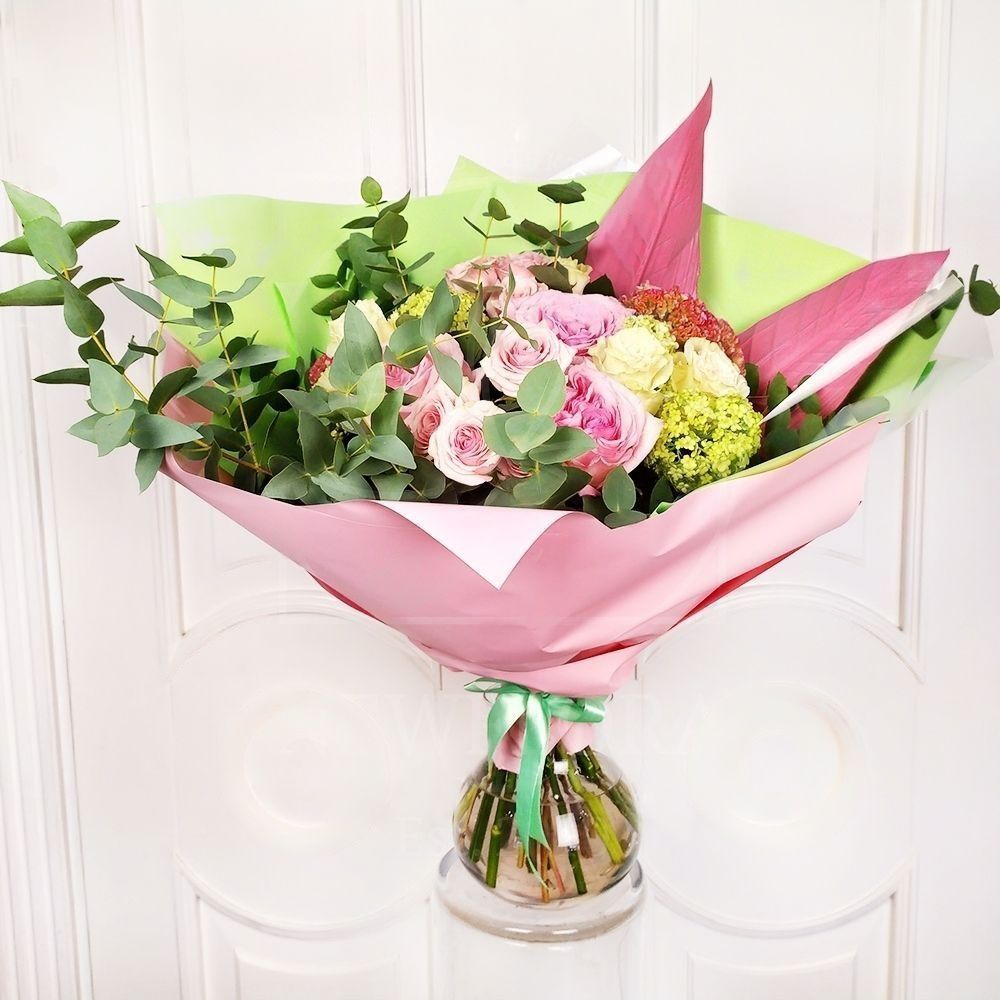 Букет пионовидных ароматных роз с вибурнум и целозией