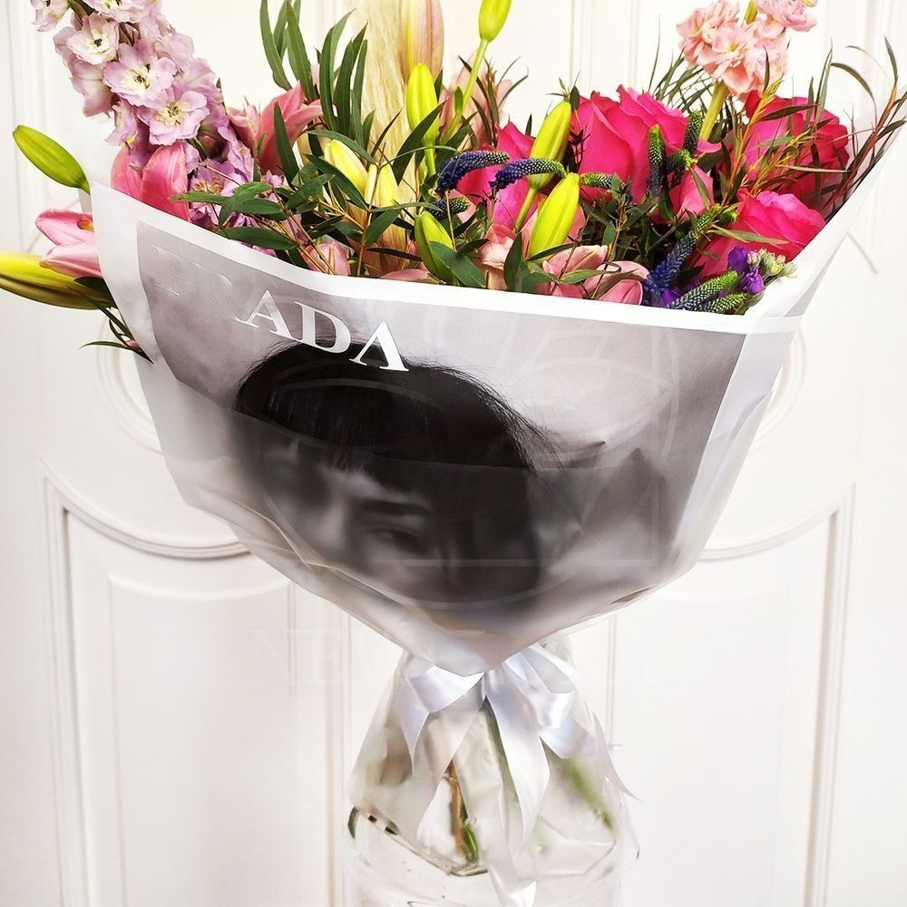 Букет лилий с вероникой и розами в упаковке PRADA
