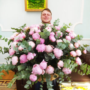 Большая корзина 77 розовых пионов с эвкалиптом 80*80см