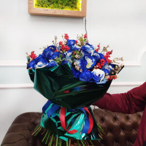 Букет 51 синяя роза с илексом и ваксфлауэр (цвет года 2020 по версии Pantone)