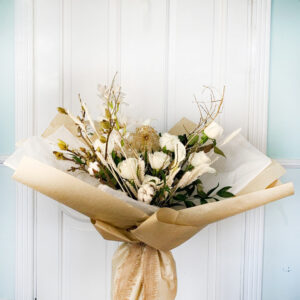 Букет белых роз с орхидеями и каллами