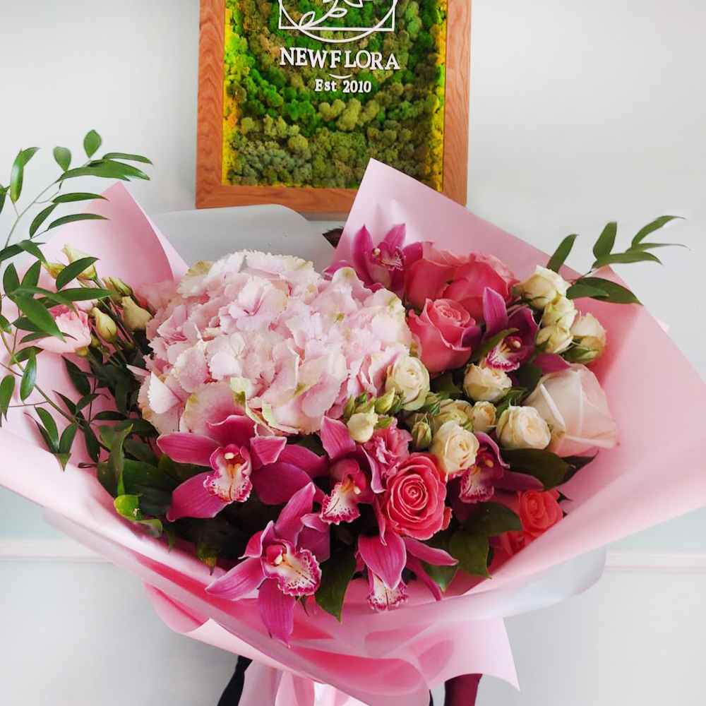 Букет роз с орхидеей цимбидиум и гортензией купить с доставкой в СПб